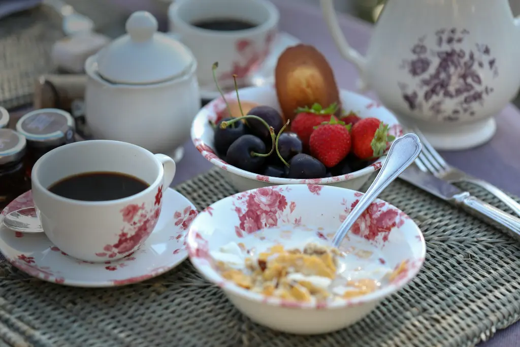 unsplash_2vE7-kni0Bo_black tea breakfast.webp