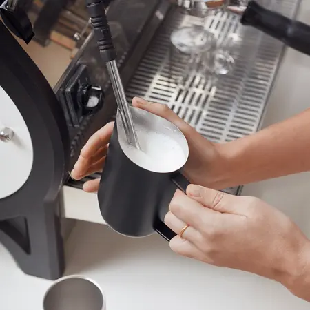 MiiR - New Standard Milk Pitcher Black 240ml 3.webp